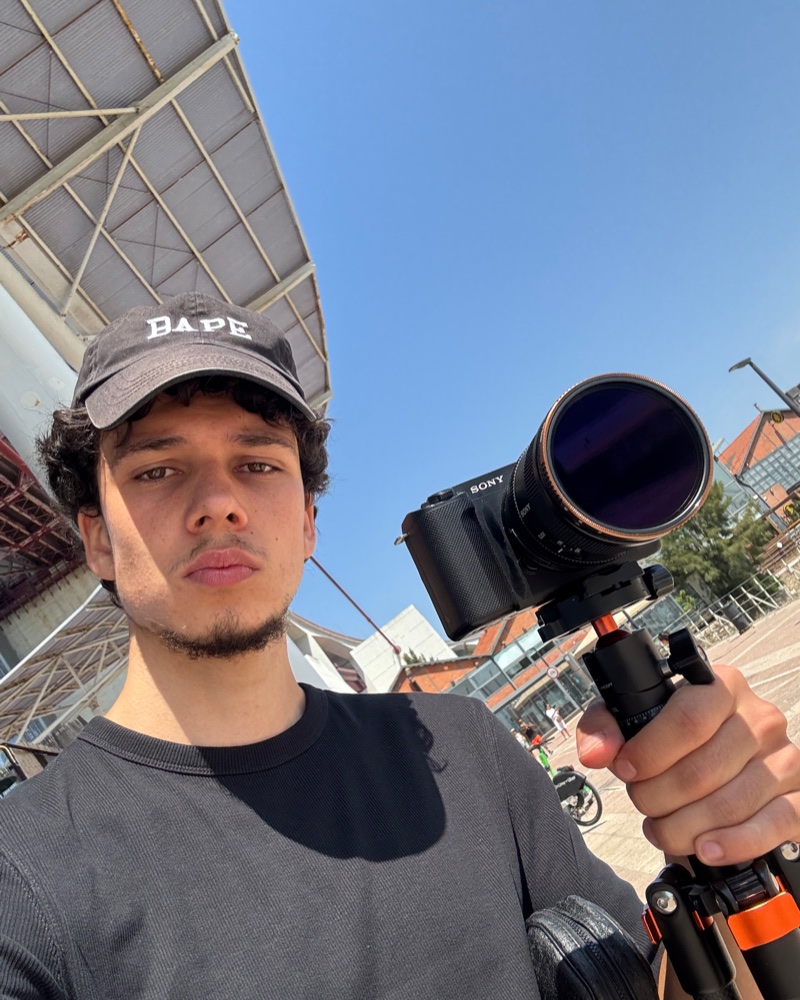 Paco Eckstein with a Sony camera on a tripod